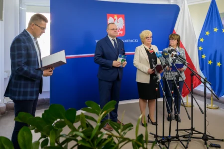 Uczestnicy konferencji prasowej wojewody