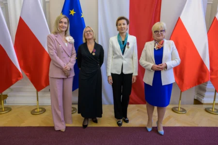 Uczestnicy uroczystości wręczenia odznaczeń państwowych dla nauczycieli