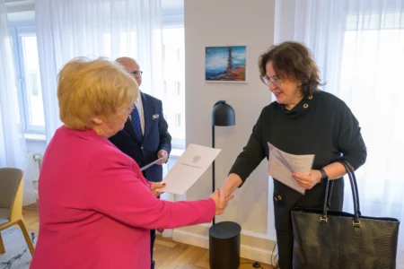 Wojewoda podkarpacki Teresa Kubas-Hul wraz z powołanymi konsultantami w ochronie zdrowia