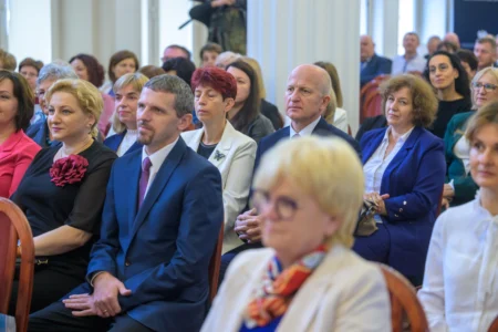 Uczestnicy uroczystości wręczenia odznaczeń państwowych dla nauczycieli