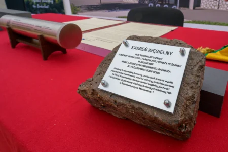 Uczestnicy uroczystości wmurowania katu erekcyjnego komendy powiatowej PSP w Brzozowie