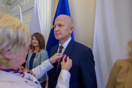 Uczestnicy uroczystości wręczenia odznaczeń państwowych dla nauczycieli