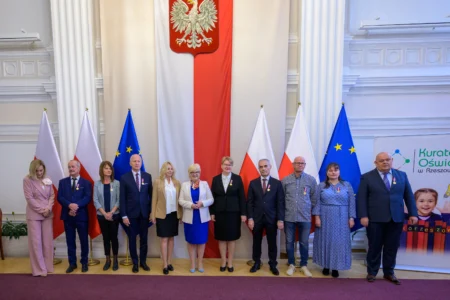 Uczestnicy uroczystości wręczenia odznaczeń państwowych dla nauczycieli