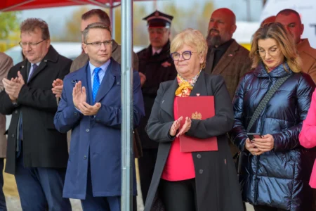 Uczestnicy uroczystości wmurowania katu erekcyjnego komendy powiatowej PSP w Brzozowie