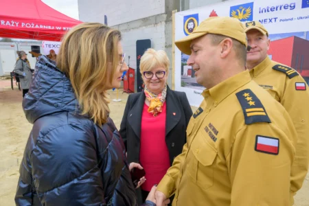 Uczestnicy uroczystości wmurowania katu erekcyjnego komendy powiatowej PSP w Brzozowie
