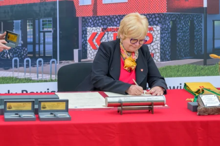 Uczestnicy uroczystości wmurowania katu erekcyjnego komendy powiatowej PSP w Brzozowie