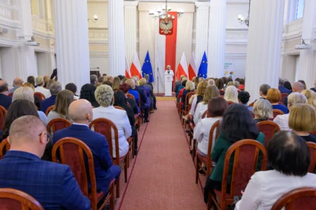 Uczestnicy uroczystości z okazji Dnia Edukacji Narodowej