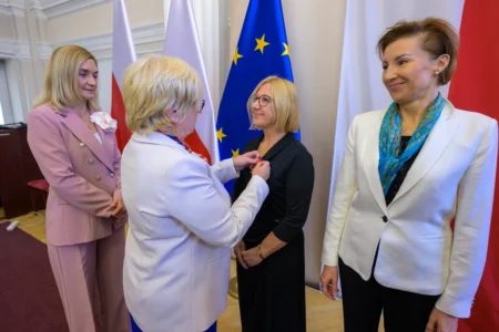 Uczestnicy uroczystości wręczenia odznaczeń państwowych dla nauczycieli