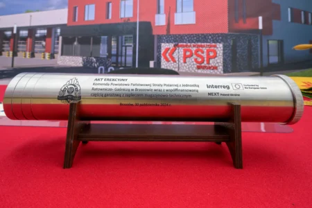 Uczestnicy uroczystości wmurowania katu erekcyjnego komendy powiatowej PSP w Brzozowie