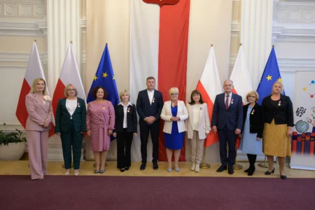 Uczestnicy uroczystości wręczenia odznaczeń państwowych dla nauczycieli