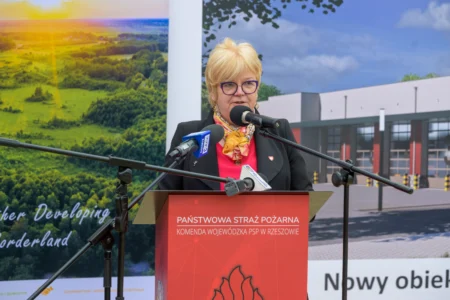 Uczestnicy uroczystości wmurowania katu erekcyjnego komendy powiatowej PSP w Brzozowie