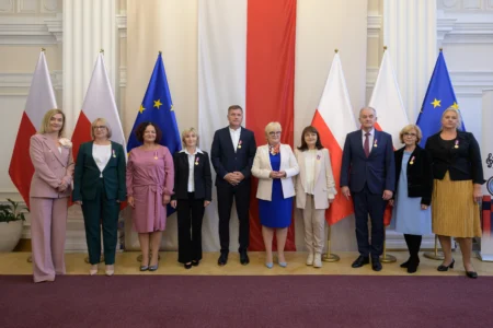 Uczestnicy uroczystości wręczenia odznaczeń państwowych dla nauczycieli