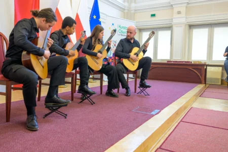 Uczestnicy uroczystości wręczenia odznaczeń państwowych dla nauczycieli