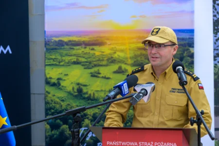 Uczestnicy uroczystości wmurowania katu erekcyjnego komendy powiatowej PSP w Brzozowie