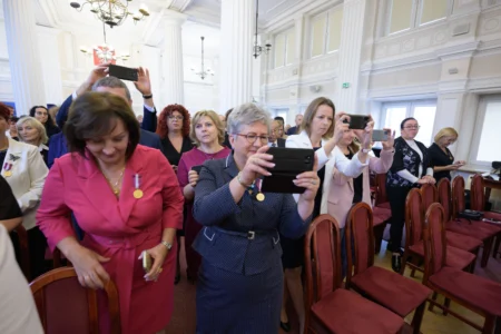 Uczestnicy uroczystości wręczenia odznaczeń państwowych dla nauczycieli