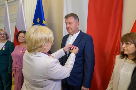 Uczestnicy uroczystości wręczenia odznaczeń państwowych dla nauczycieli