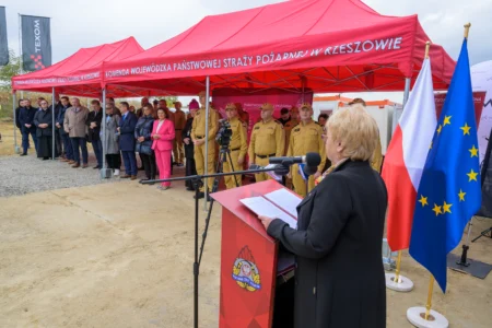 Uczestnicy uroczystości wmurowania katu erekcyjnego komendy powiatowej PSP w Brzozowie