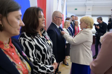 Uczestnicy uroczystości wręczenia odznaczeń państwowych dla nauczycieli