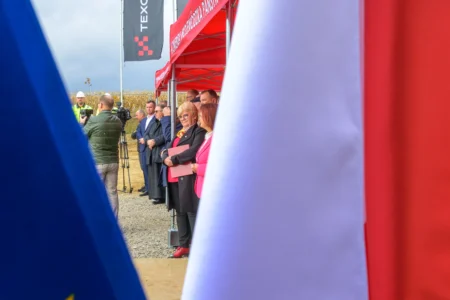 Uczestnicy uroczystości wmurowania katu erekcyjnego komendy powiatowej PSP w Brzozowie