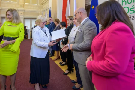 Uczestnicy uroczystości z okazji Dnia Edukacji Narodowej