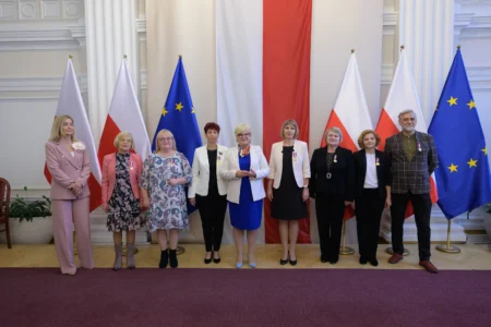 Uczestnicy uroczystości wręczenia odznaczeń państwowych dla nauczycieli