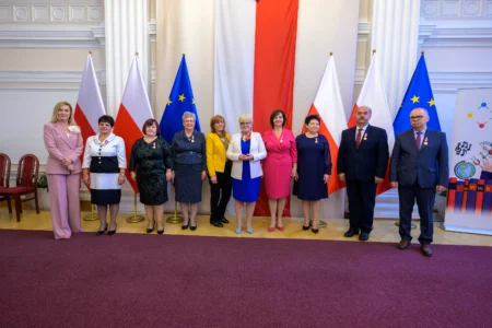 Uczestnicy uroczystości wręczenia odznaczeń państwowych dla nauczycieli