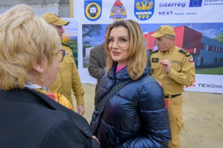 Uczestnicy uroczystości wmurowania katu erekcyjnego komendy powiatowej PSP w Brzozowie