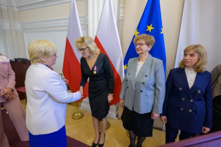 Uczestnicy uroczystości wręczenia odznaczeń państwowych dla nauczycieli