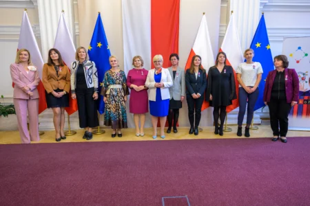 Uczestnicy uroczystości wręczenia odznaczeń państwowych dla nauczycieli