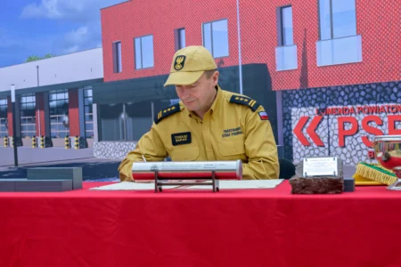 Uczestnicy uroczystości wmurowania katu erekcyjnego komendy powiatowej PSP w Brzozowie