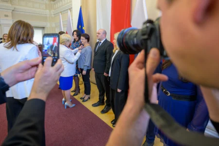 Uczestnicy uroczystości wręczenia odznaczeń państwowych dla nauczycieli