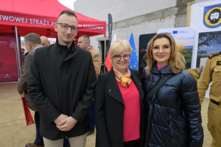 Uczestnicy uroczystości wmurowania katu erekcyjnego komendy powiatowej PSP w Brzozowie