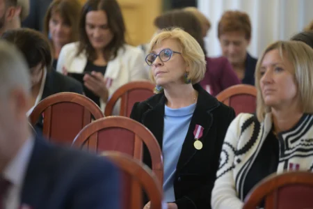 Uczestnicy uroczystości wręczenia odznaczeń państwowych dla nauczycieli