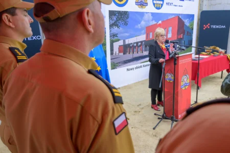 Uczestnicy uroczystości wmurowania katu erekcyjnego komendy powiatowej PSP w Brzozowie