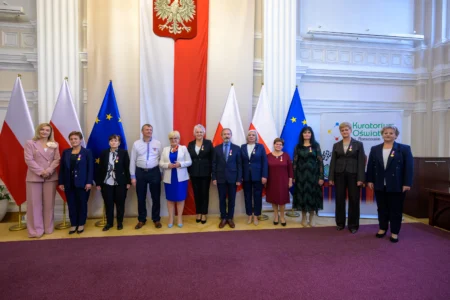 Uczestnicy uroczystości wręczenia odznaczeń państwowych dla nauczycieli