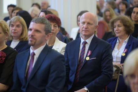 Uczestnicy uroczystości wręczenia odznaczeń państwowych dla nauczycieli