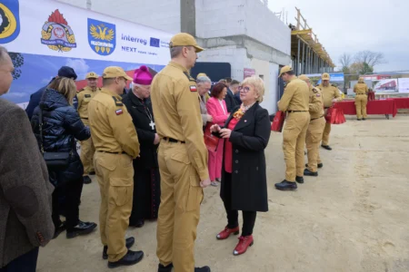 Uczestnicy uroczystości wmurowania katu erekcyjnego komendy powiatowej PSP w Brzozowie