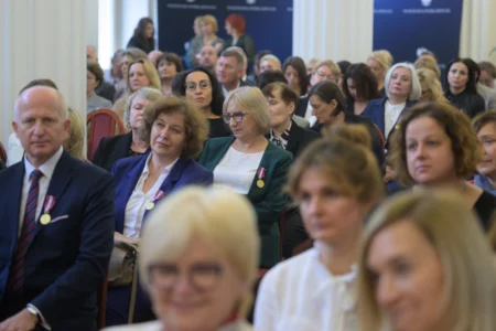 Uczestnicy uroczystości wręczenia odznaczeń państwowych dla nauczycieli
