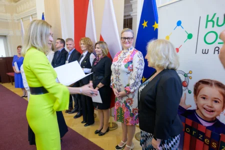 Uczestnicy uroczystości z okazji Dnia Edukacji Narodowej