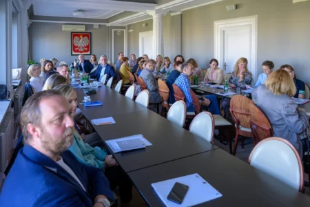 Uczestnicy spotkania w sprawie pieczy zastepczej