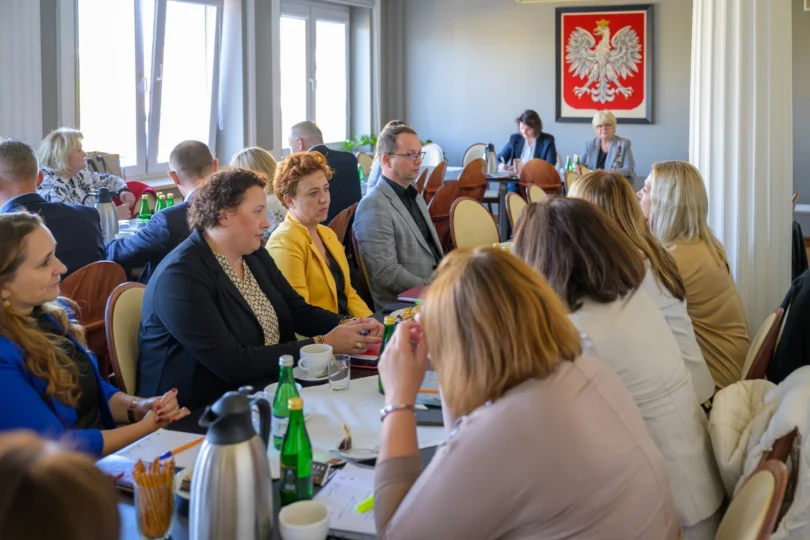 Uczestnicy spotkania w sprawie pieczy zastepczej