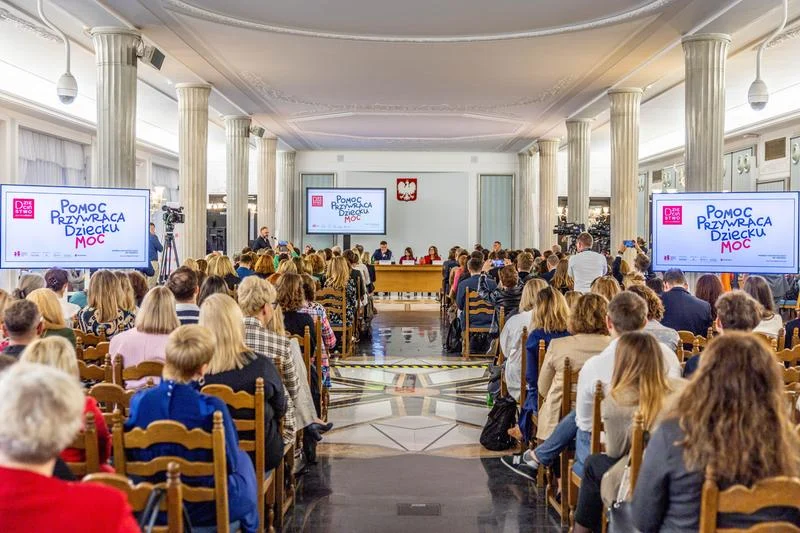 Uczestnicy inauguracji kampanii społecznej "Dzieciństwo bez przemocy"