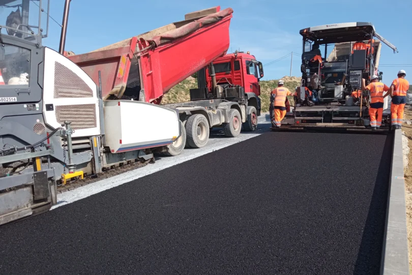 Układanie asfaltu na drodze ekspresowej S19.