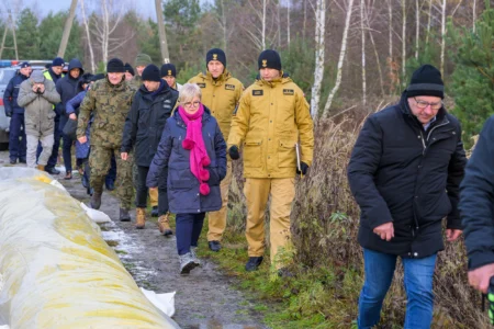 Uczestnicy posiedzenia Powiatowego Zespołu Zarządzania Kryzysowego i ćwiczeń w Tarnobrzegu