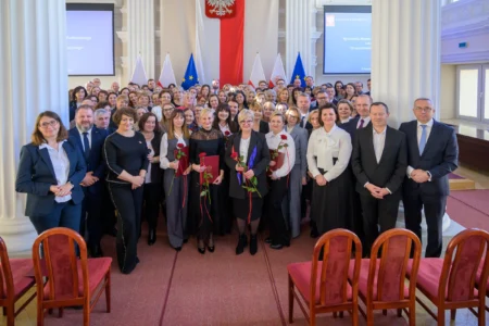 Uczestnicy uroczystości z okazji święta służb społecznych