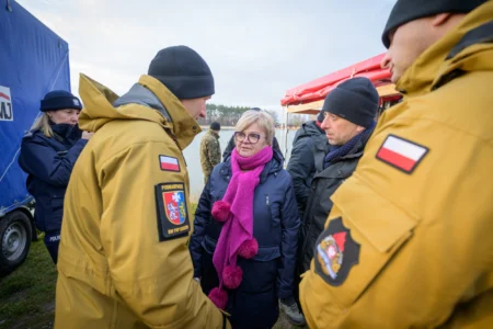 Uczestnicy posiedzenia Powiatowego Zespołu Zarządzania Kryzysowego i ćwiczeń w Tarnobrzegu
