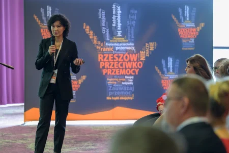 Uczestnicy konferencji dotyczącej przemocy wobec dzieci