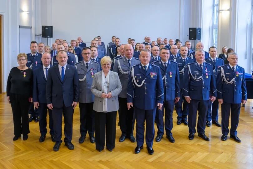 Uczestnicy policyjnej uroczystości z okazji narodowego Święta Niepodległości