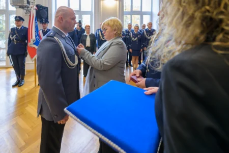 Uczestnicy policyjnej uroczystości z okazji narodowego Święta Niepodległości