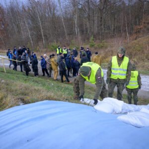 Uczestnicy posiedzenia Powiatowego Zespołu Zarządzania Kryzysowego i ćwiczeń w Tarnobrzegu